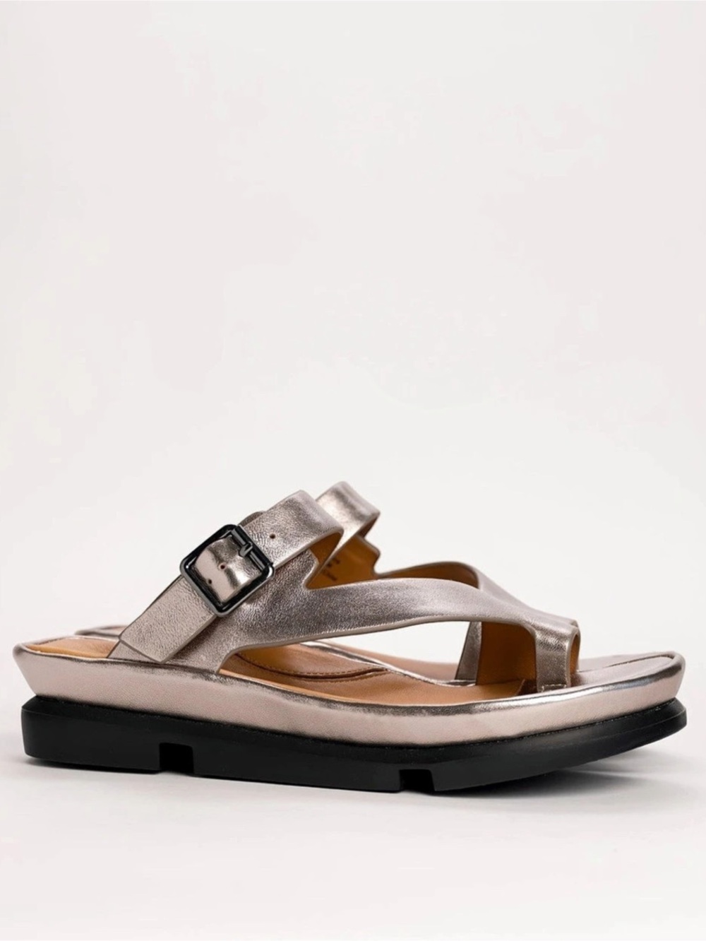 L’Amour Des Pieds Alanza Slip-On Toe Loop Sandal in Champagne Leather - Size 7.5